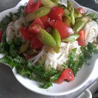 アスパラとトマトのぶっかけ麺